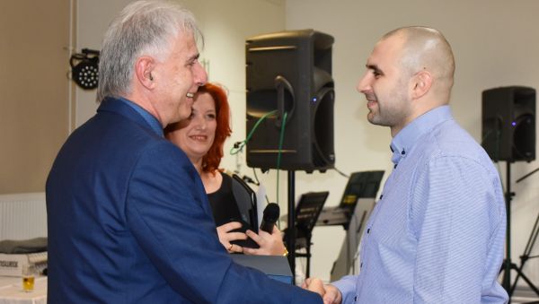 Vörös milánnak az év sportolójának gratulál Szabó József polgármester és Szalainé Kutasi Ildikó, a Humánpolitikai Bizottság elnöke